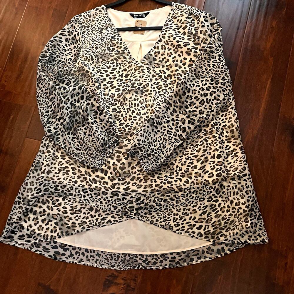 BLOOMCHIC Blouse Size 12 Cheetah Print V-Neck Long Sleeve Lined Women's Top